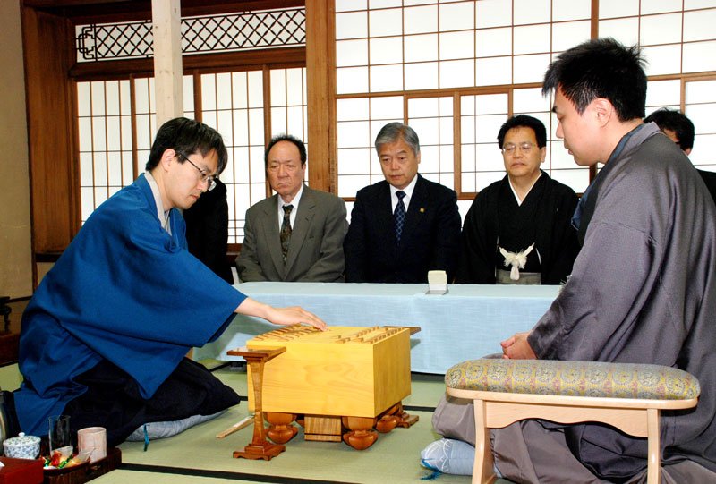 名人戦七番勝負第三局で、挑戦者三浦八段（右）の１手目を受けて、２手目「３四歩」を打つ羽生名人＝２０１０年５月６日、野田市市民会館（肩書きは当時）