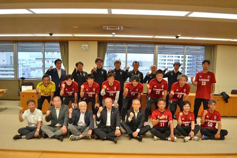 全国大会優勝を誓うＦＣ船橋５０の選手ら＝船橋市役所