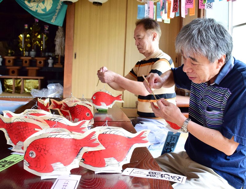 鯛ちょうちん作り最盛期　夏を彩る風物詩　４年ぶり夏祭りで配布　茂原の八坂神社