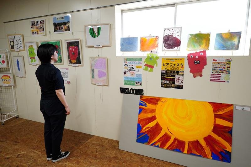 障害者が描いた作品を集めた展示会＝いすみ市の大丸木工所
