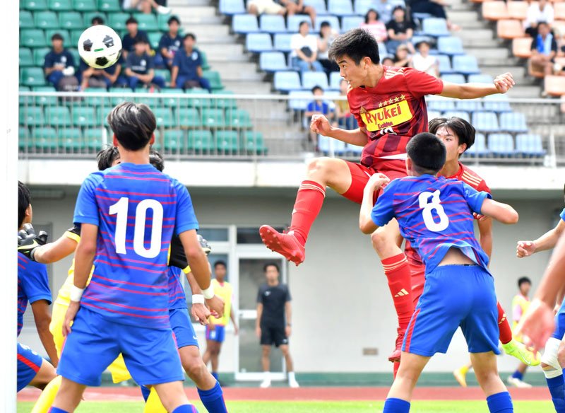 前半、ゴールを決める流通経大柏の柳（右奥）