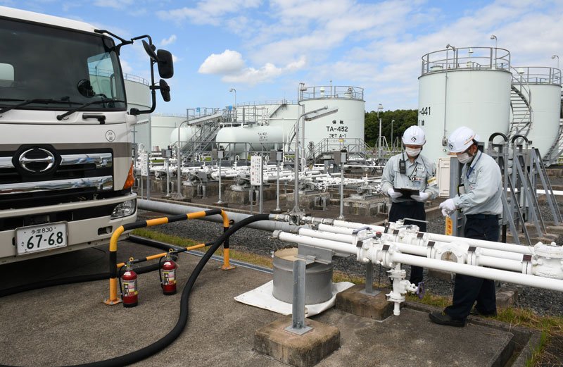 ２０２２年に国産サフを受け入れられるよう改修された成田空港の給油センター＝２２年９月、成田市
