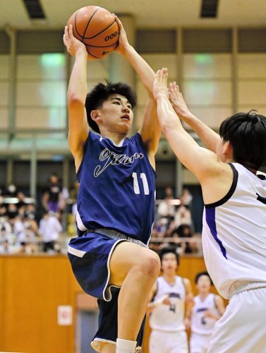 日体大柏－拓大紅陵　第２クオーター、シュートを狙う拓大紅陵の清田（１１）＝八千代市民体育館