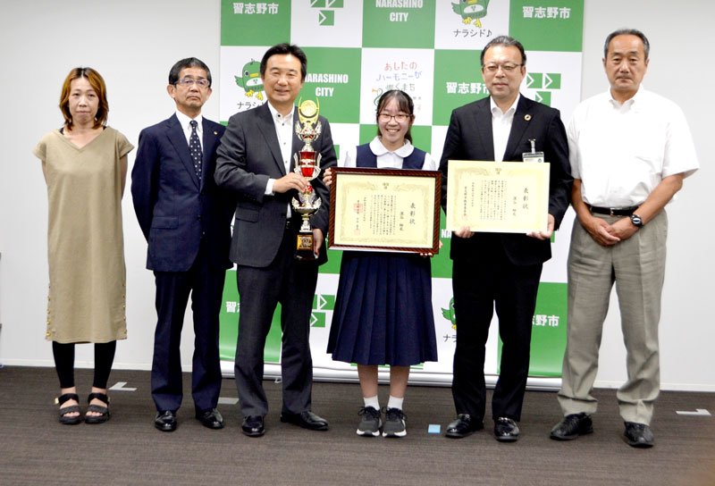 笑顔で表彰を受ける深谷さん（右から３人目）＝２９日、習志野市役所