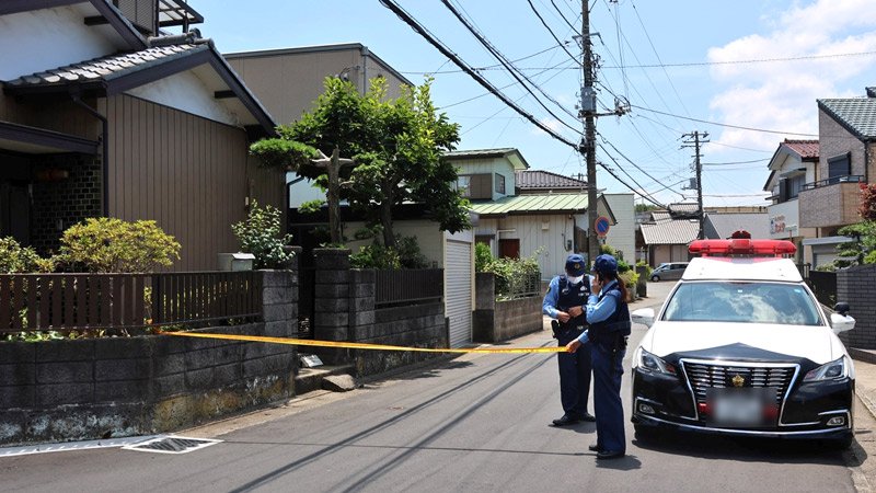 現場周辺で警戒する千葉県警の警察官＝６月２９日、千葉市中央区（画像一部加工）