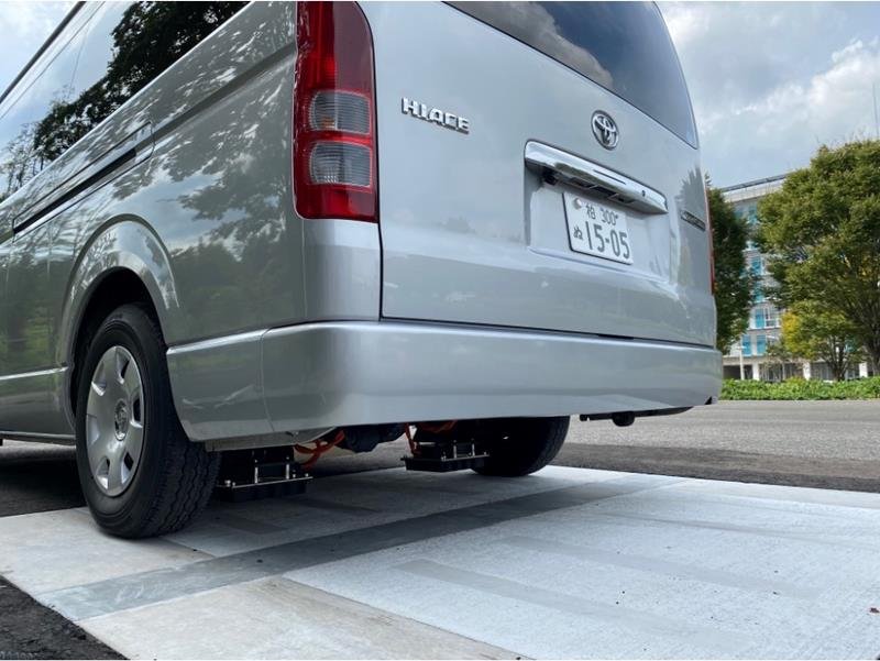 東大柏キャンパス内で行われている走行給電実験。ＥＶ車両のタイヤ脇に受電コイルが設置されている。受電コイルの真下に給電コイルが埋設されている＝柏市（東大藤本・清水研究所提供）
