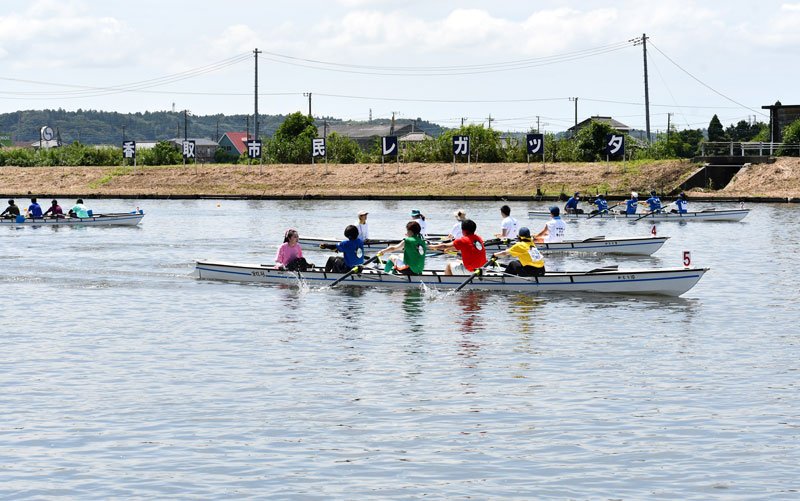 水上で熱戦を繰り広げた参加者＝香取市