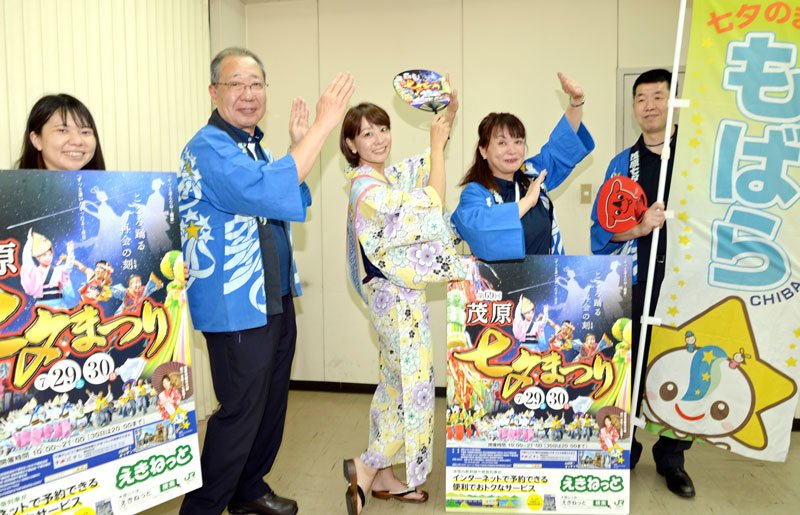 茂原七夕まつりへの来場を呼びかける相川さん（中央）ら実行委員会メンバー＝５日、千葉日報社