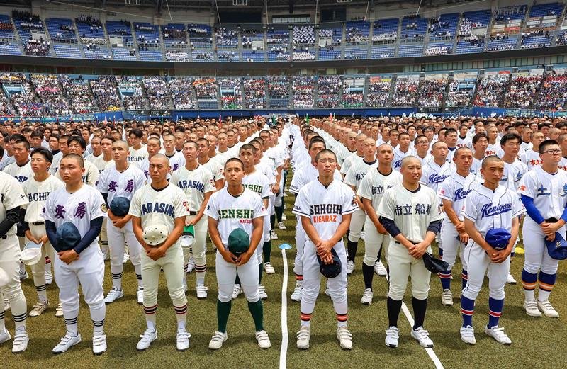 第１０５回全国高校野球選手権の開会式で整列する選手ら＝７月８日、ＺＯＺＯマリン
