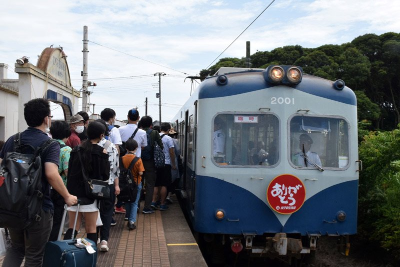 乗客でにぎわう犬吠駅のホーム＝９日、銚子市