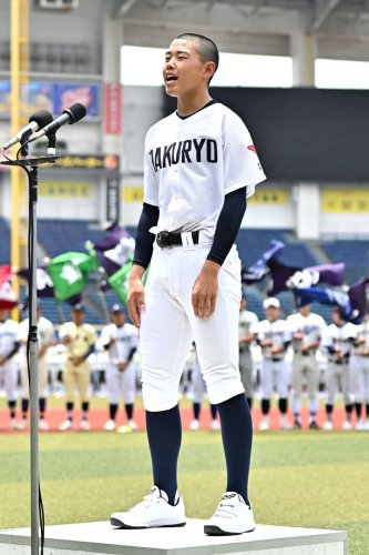 選手宣誓をする柏陵の今井主将＝ＺＯＺＯマリン