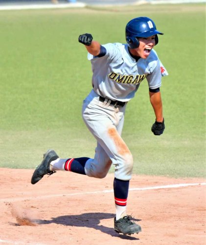 鴨川令徳―小見川　９回裏小見川１死満塁、サヨナラ適時打を放ち、拳を突き上げる清田＝ゼットエー