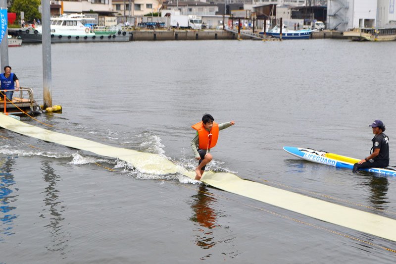 海に敷いたござの上を走る参加者＝船橋ボートパーク