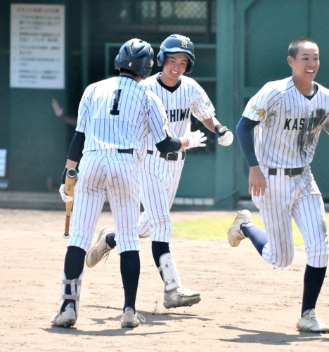 松戸馬橋－柏井　５回表柏井１死一、三塁、先制３ランを放ち、チームメートとタッチを交わす梶丸（中央）＝第一カッター