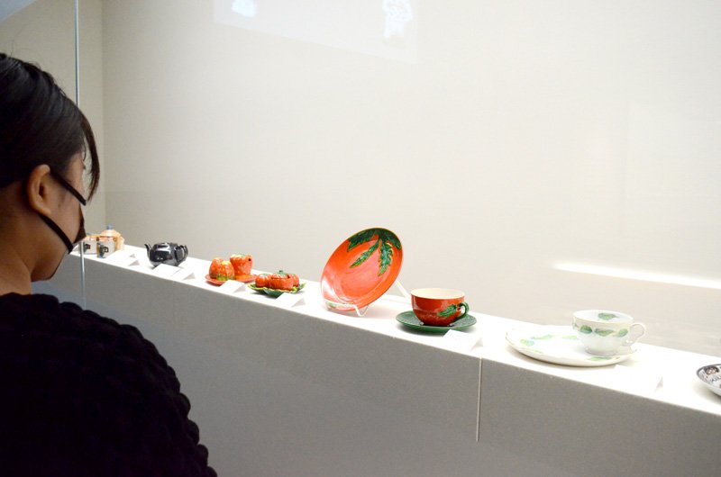 占領下の日本から輸出された洋食器。トマトを模した皿などユニークな食器も展示されている