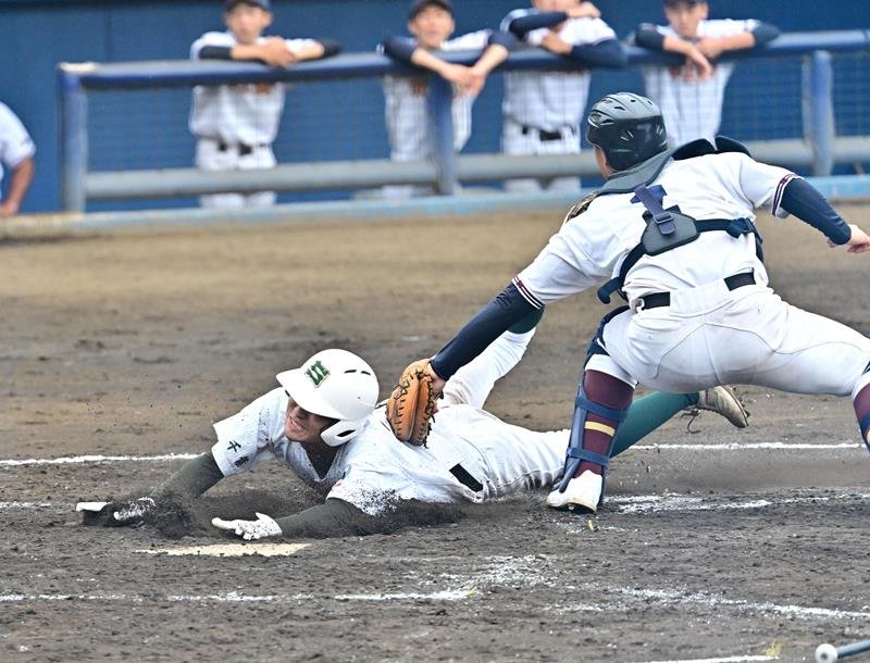 専大松戸―市松戸　４回裏専大松戸１死一、二塁、平野の左前打で二走太田がホームを狙うもタッチアウト。捕手松田＝県総合ＳＣ
