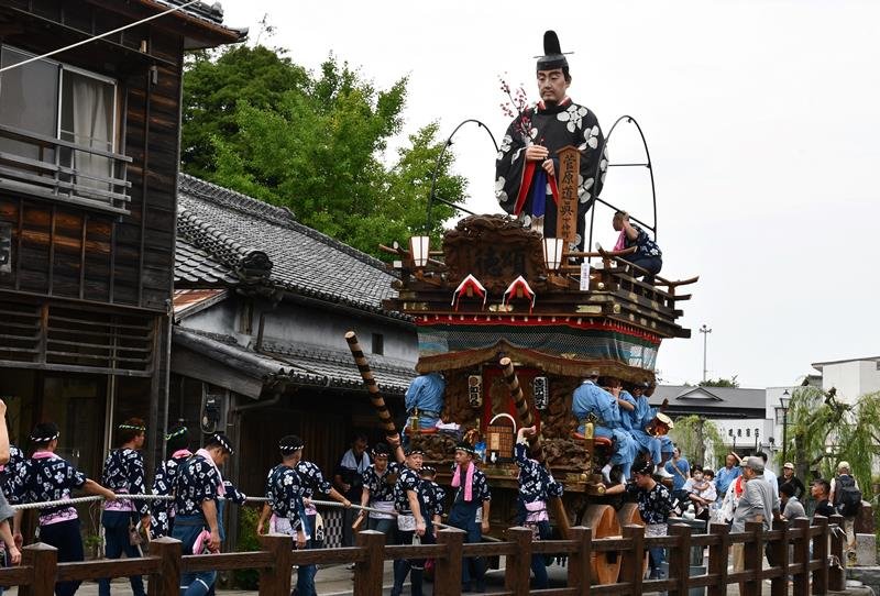 佐原囃子の音色とともに勇壮な山車が練り歩いた＝１４日、香取市
