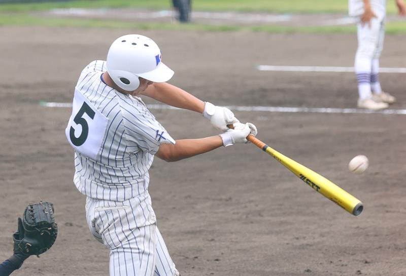 敬愛学園－安房拓心　３回裏敬愛学園無死二、三塁、飯村が左中間に３ランを放つ＝成田大谷津
