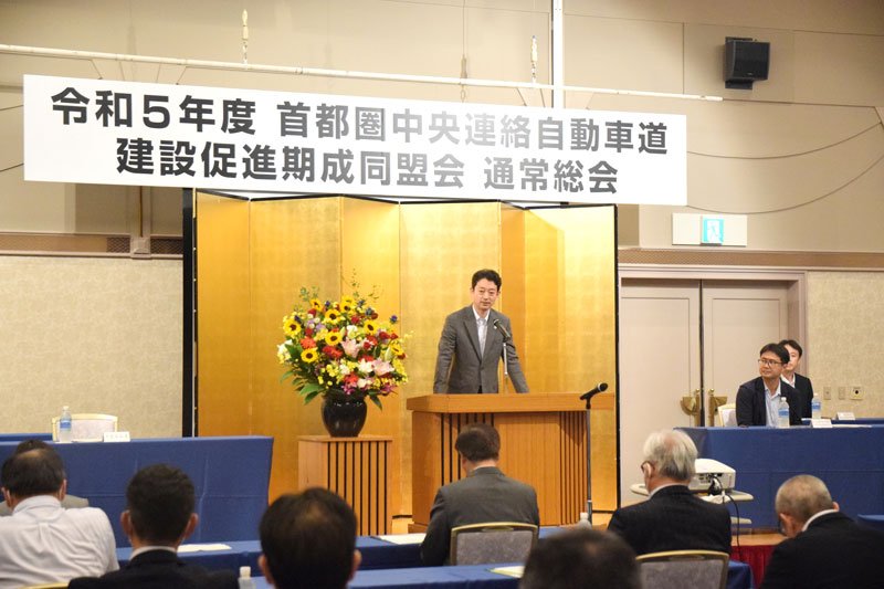 圏央道建設促進期成同盟会であいさつする熊谷知事＝１３日、千葉市中央区