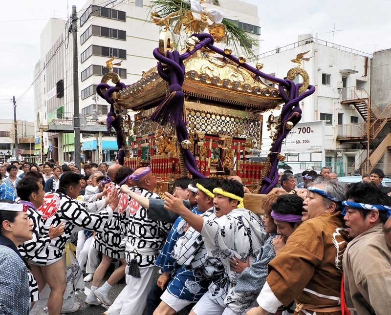 「オリャオリャ」の掛け声が響き、勇壮にもまれる大神輿＝１５日、木更津市