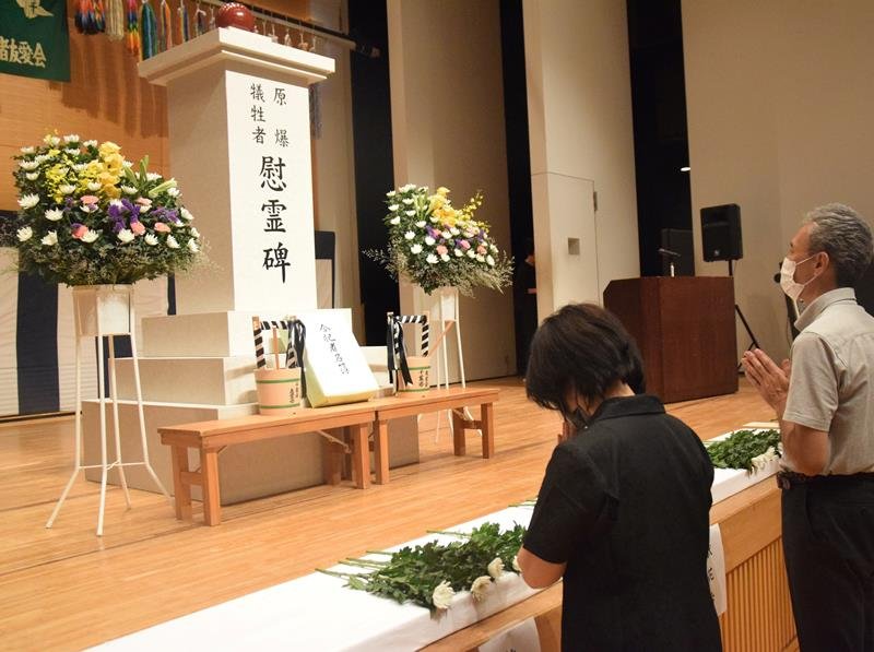 慰霊式典では被爆者や遺族らが献花して、犠牲者を悼んだ＝１５日、千葉市中央区
