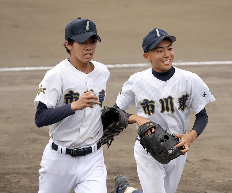木更津総合－市川東　中学からの同級生の葛西とベンチに引き上げる市川東の房枝（右）＝袖ケ浦市営
