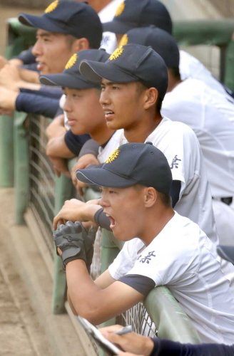 京葉工―木更津　９回の攻撃で、ベンチから声を出す京葉工の舘市（手前）と押田＝袖ケ浦市営