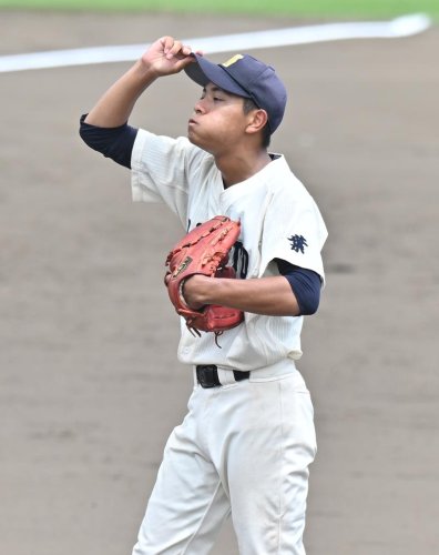 流通経大柏─成東　７回表に適時打を浴び、息をつく成東の花沢＝柏の葉
