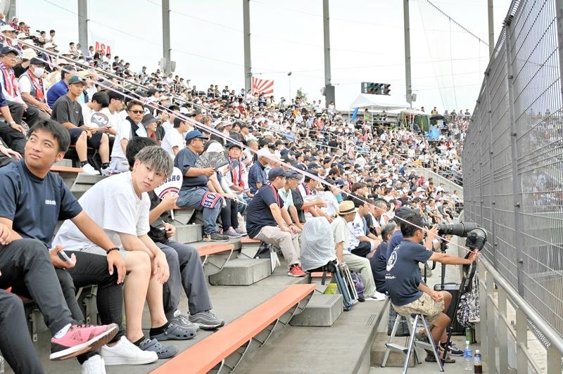 伝統校対決を見ようと、内野席に詰めかけた観客＝１５日、柏市の柏の葉公園野球場