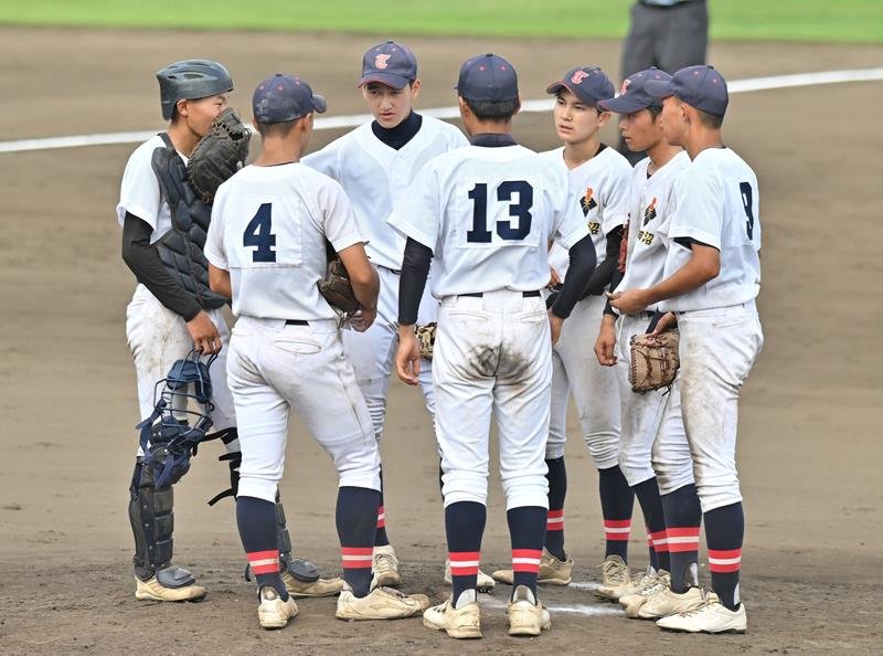 津田沼－日大習志野　７回のピンチにでマウンドに集まる津田沼ナイン＝柏の葉
