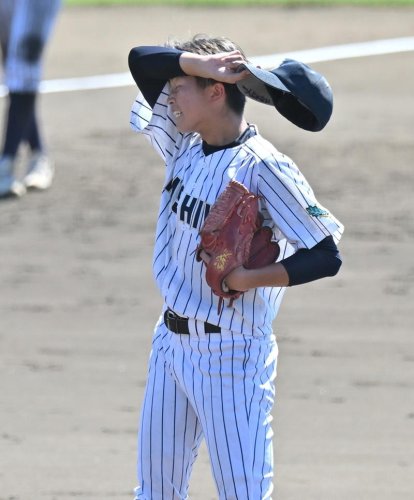 ３回に逆転打を打たれ、汗をぬぐう柏井の杉原＝柏の葉
