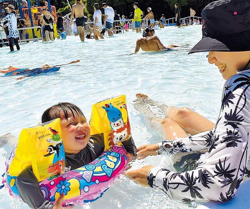 プールを楽しむ親子＝１６日午後、千葉市美浜区の稲毛海浜公園プール