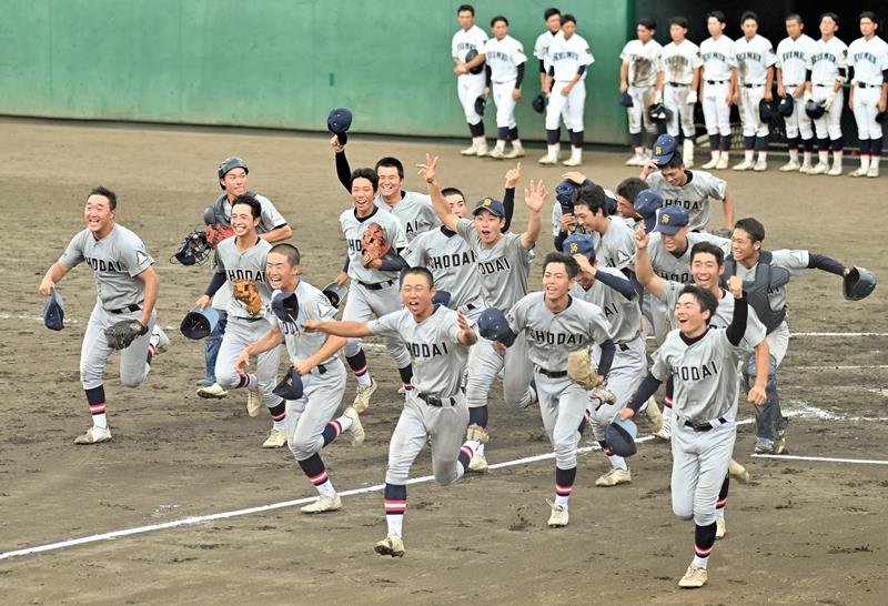 千葉黎明─千葉商大付　準々決勝進出を決め、喜ぶ千葉商大付ナイン＝柏の葉