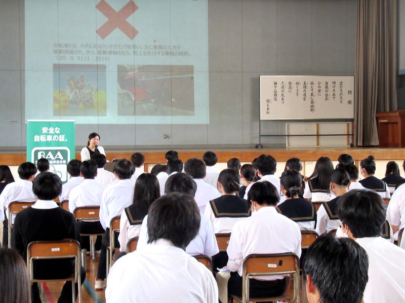 遠藤さんの話に聞き入る生徒たち＝鎌ケ谷市