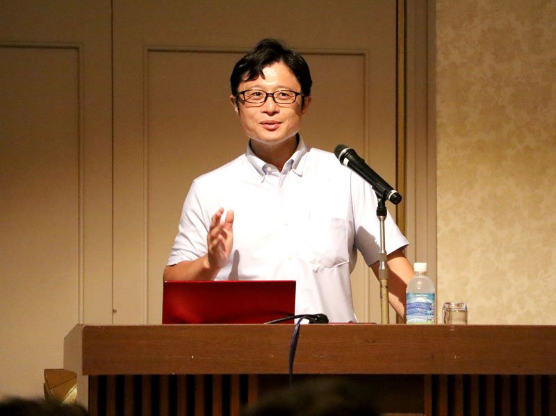 千葉政経懇話会７月例会で講演する川内氏＝１８日午後、千葉市中央区のホテル