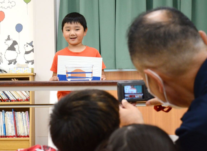 蜃気楼（しんきろう）の仕組みを知る実験授業を楽しむ児童ら＝１９日、九十九里町