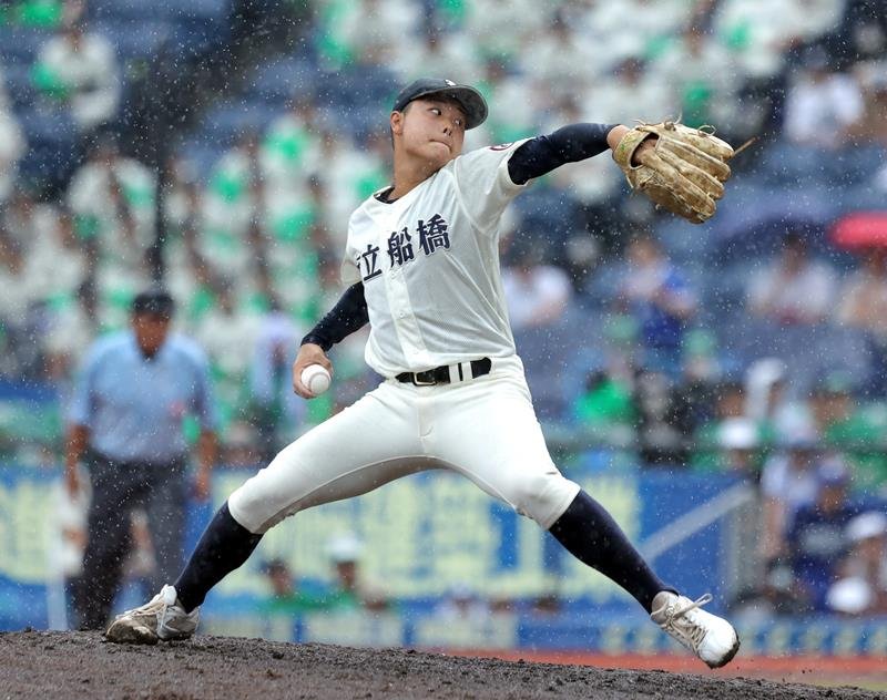 雨の中力投する市船橋の工藤
