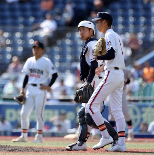 ２回裏、押し出し四球を与えマウンドで話し合う木更津総合の石沢（右）と羽根＝ＺＯＺＯマリン
