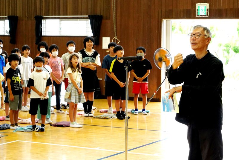 たきのさんの指揮で校歌を歌う夷隅小児童＝いすみ市