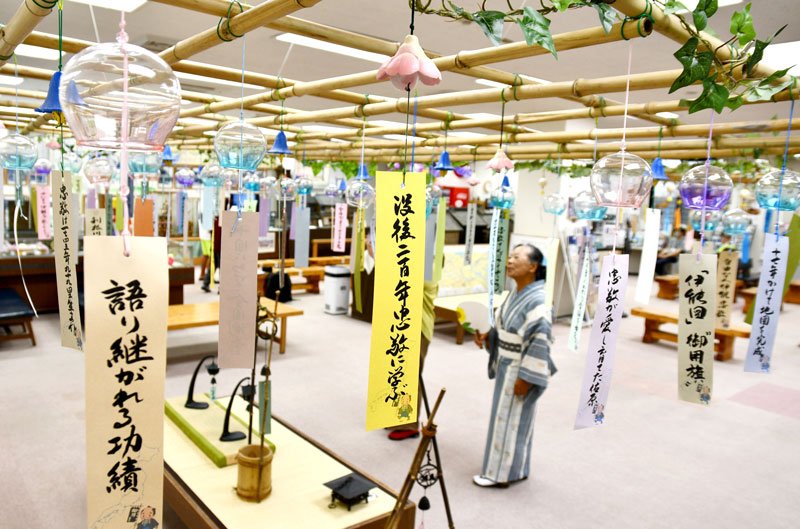 涼しげな音色を響かせる風鈴＝香取市
