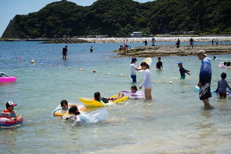 海水浴を楽しむ家族連れ＝２２日午前、勝浦市の興津海水浴場
