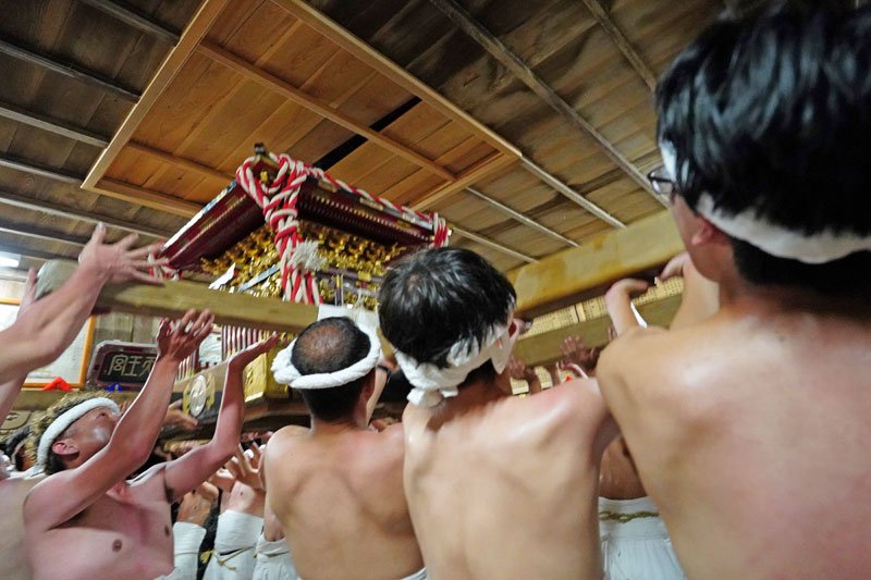 【動画あり】勝浦・鵜原の浜に大名行列　威勢良く宮入り、天井突き破るみこしも　八坂神社の例祭