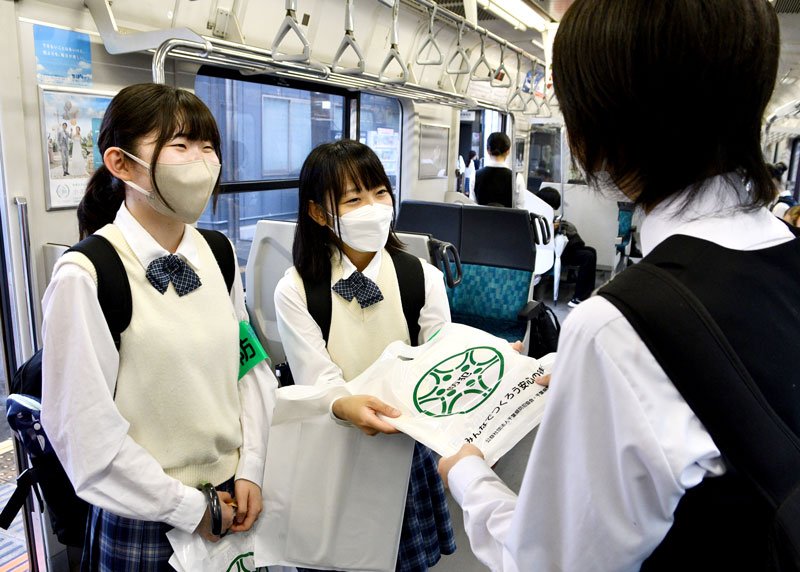 電車内で痴漢や盗撮防止を呼びかける萌陽高の生徒＝香取市