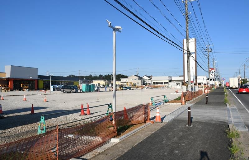 周辺に住宅が広がる国道２９６号沿いに開業予定の中規模スーパーの建設地＝２４日、富里市御料
