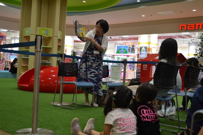 児童らに読み聞かせをする岡田さん（左）＝船橋市のイオンモール船橋店
