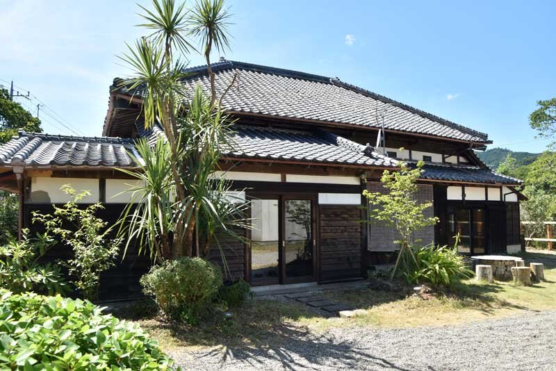築１００年以上の古民家をリノベーションした滞在施設「ＭＵＪＩ　ＢＡＳＥ　ＫＡＭＯＧＡＷＡ」＝鴨川市
