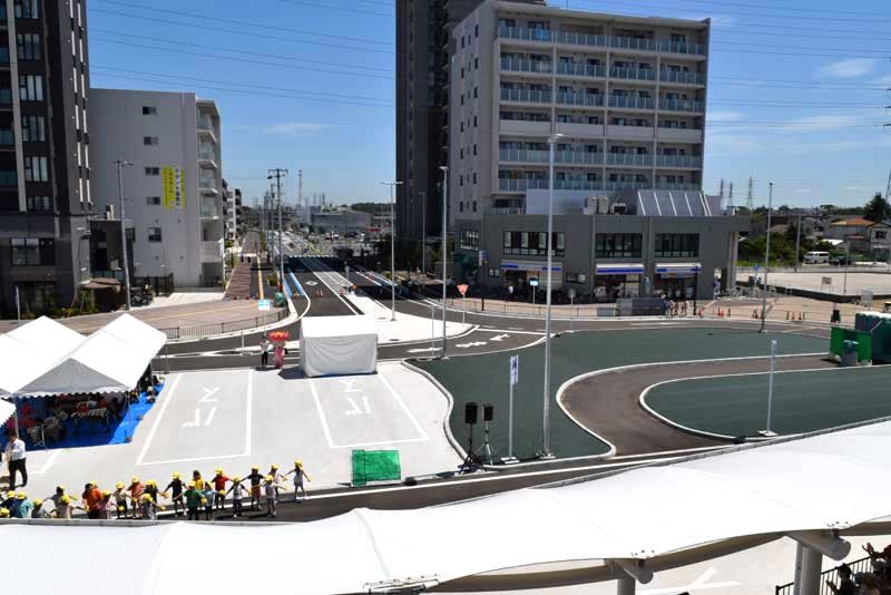 １日から利用が始まるＪＲ幕張駅北口の駅前広場＝３１日、千葉市花見川区
