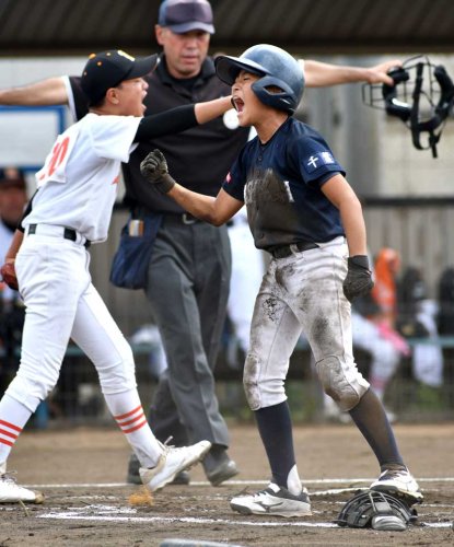 子安クラブスポーツ少年団─西海ドラゴンズ　１回裏西海２死二塁、中山の中前打で同点ホームインし、ガッツポーズする二塁走者の大場（右）。投手桶野＝中田スポーツセンター野球場
