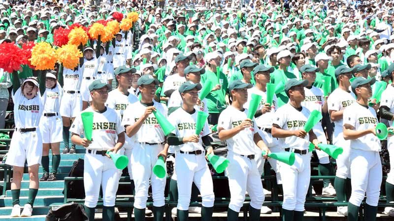 ナインに声援を送る専大松戸の応援団＝１２日、兵庫県西宮市の甲子園球場（記事と直接関係ありません）