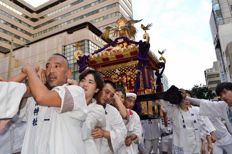 ４年ぶりに大みこしを担いで中心市街地を練り歩く氏子ら＝１６日、千葉市中央区
